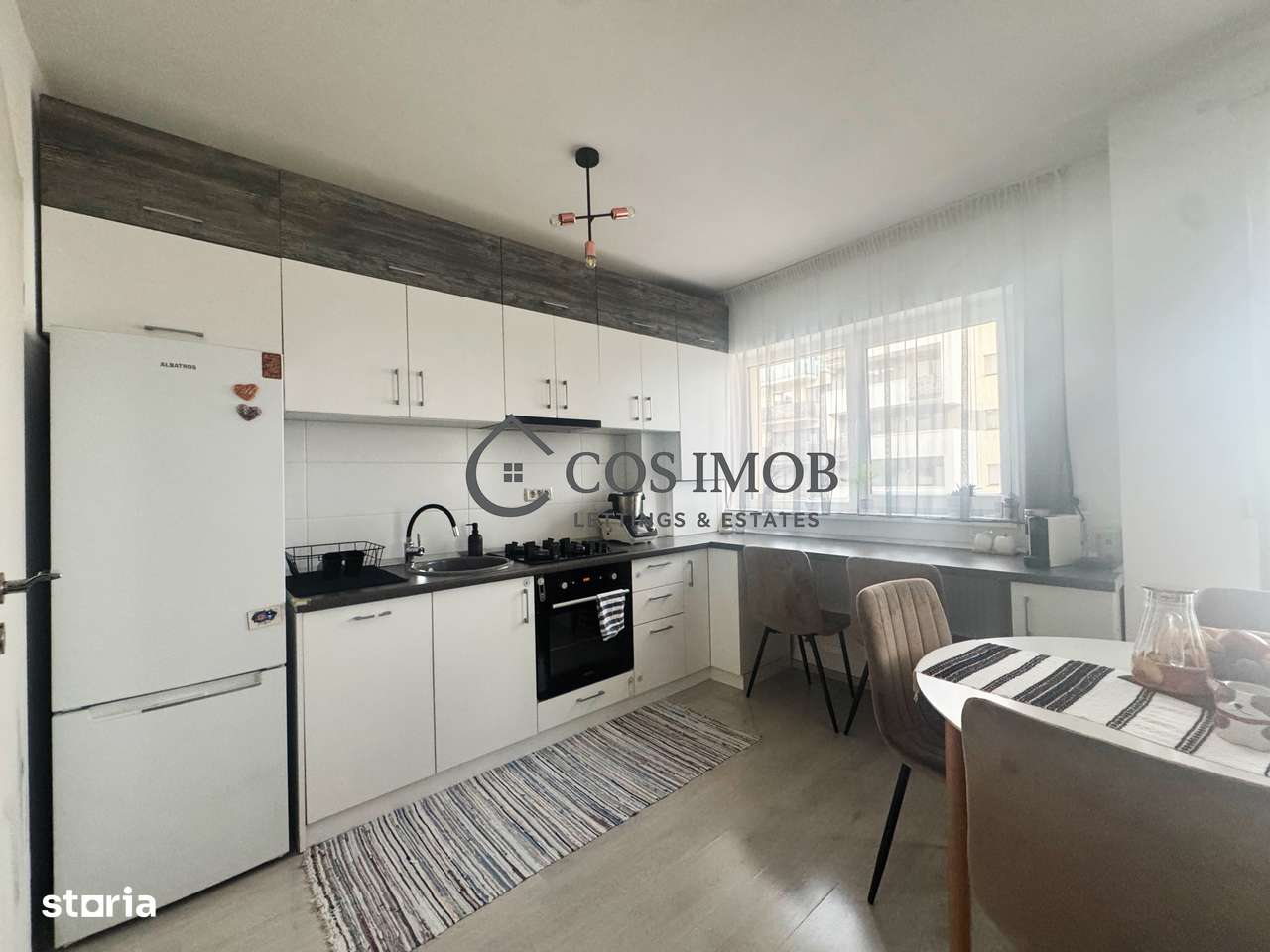 De vânzare apartament 3 camere , Zona Coresi-3