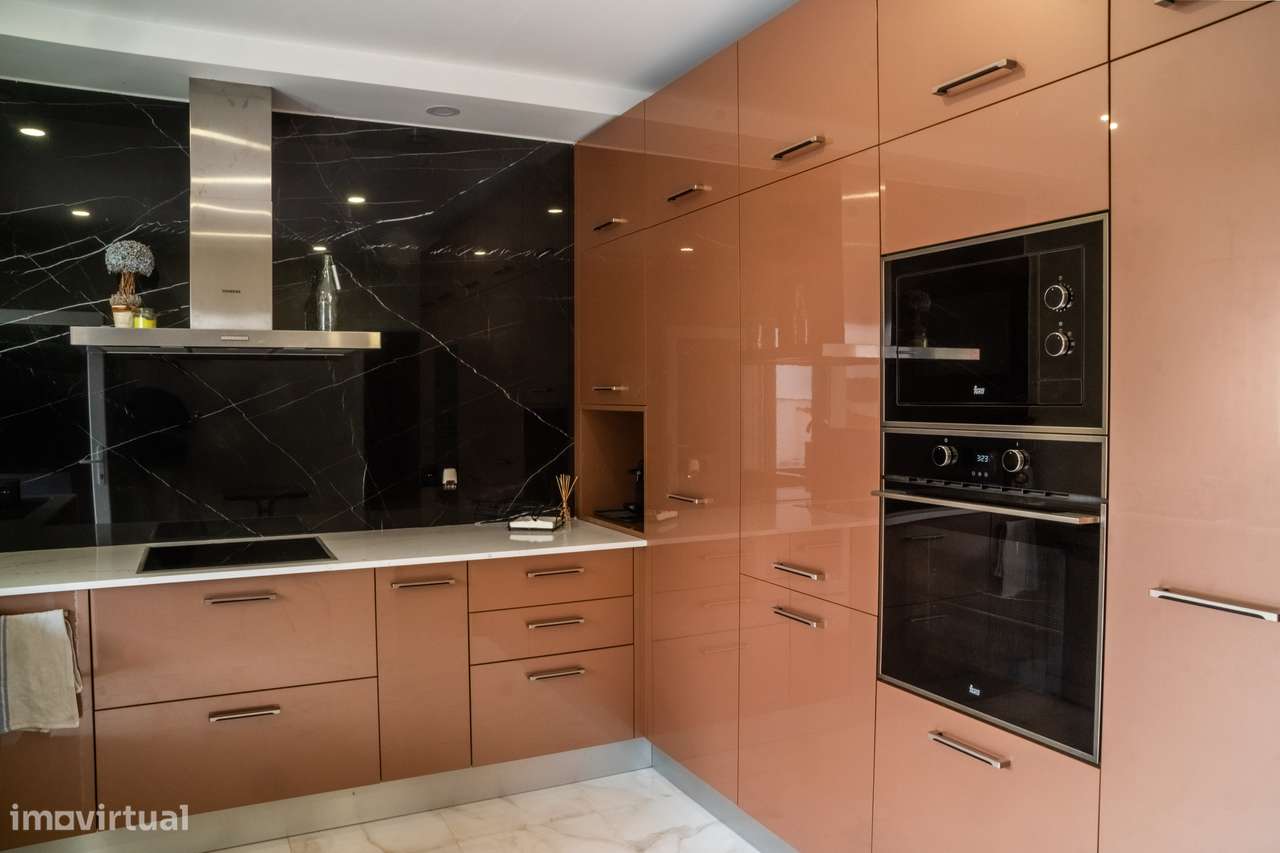 Moradia Remodelada T5 na Quinta do Conde – Pronta a Habitar!-7