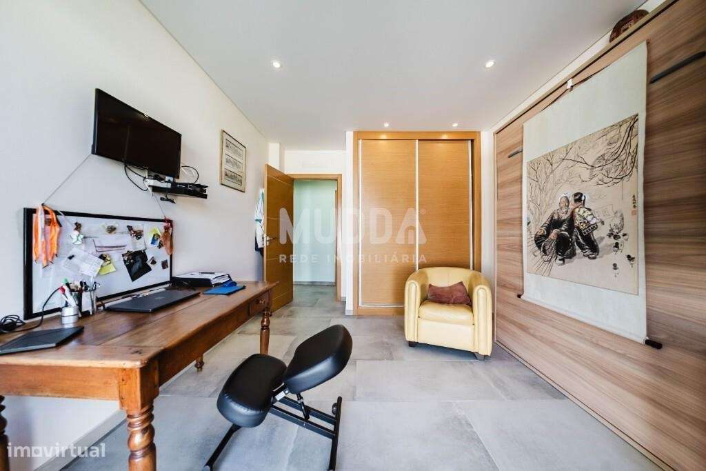 Moradia T3 Premium com Piscina, Jacuzzi e Design Contemporâneo na Foz-24