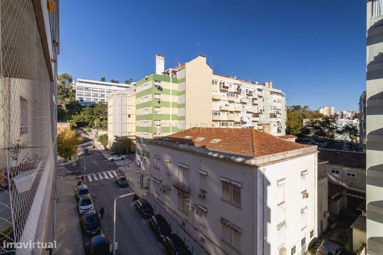 Fantástico T2 com ótimas varandas-7