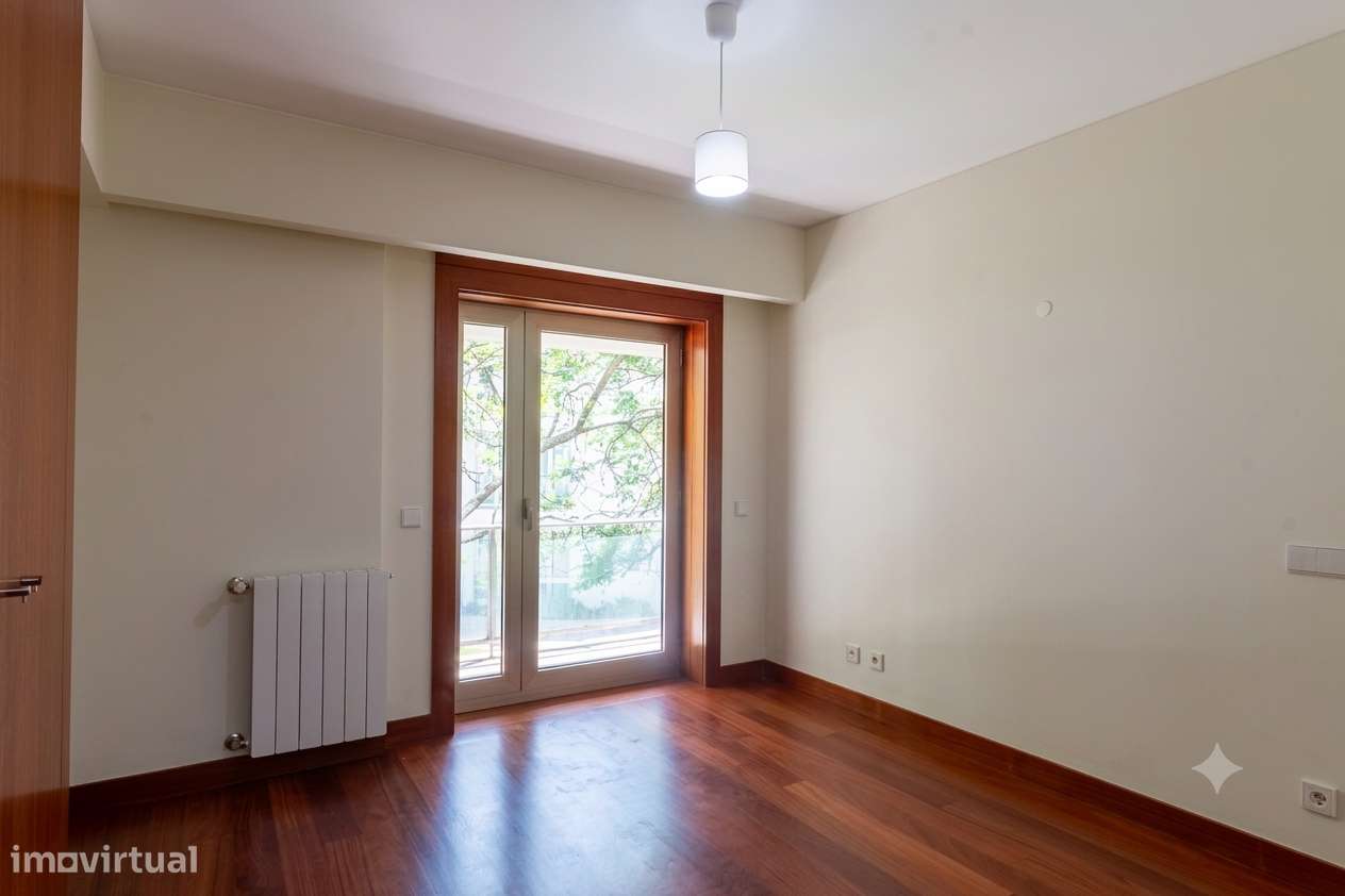 Apartamento T5 com 4 casas de banho e garagem-38