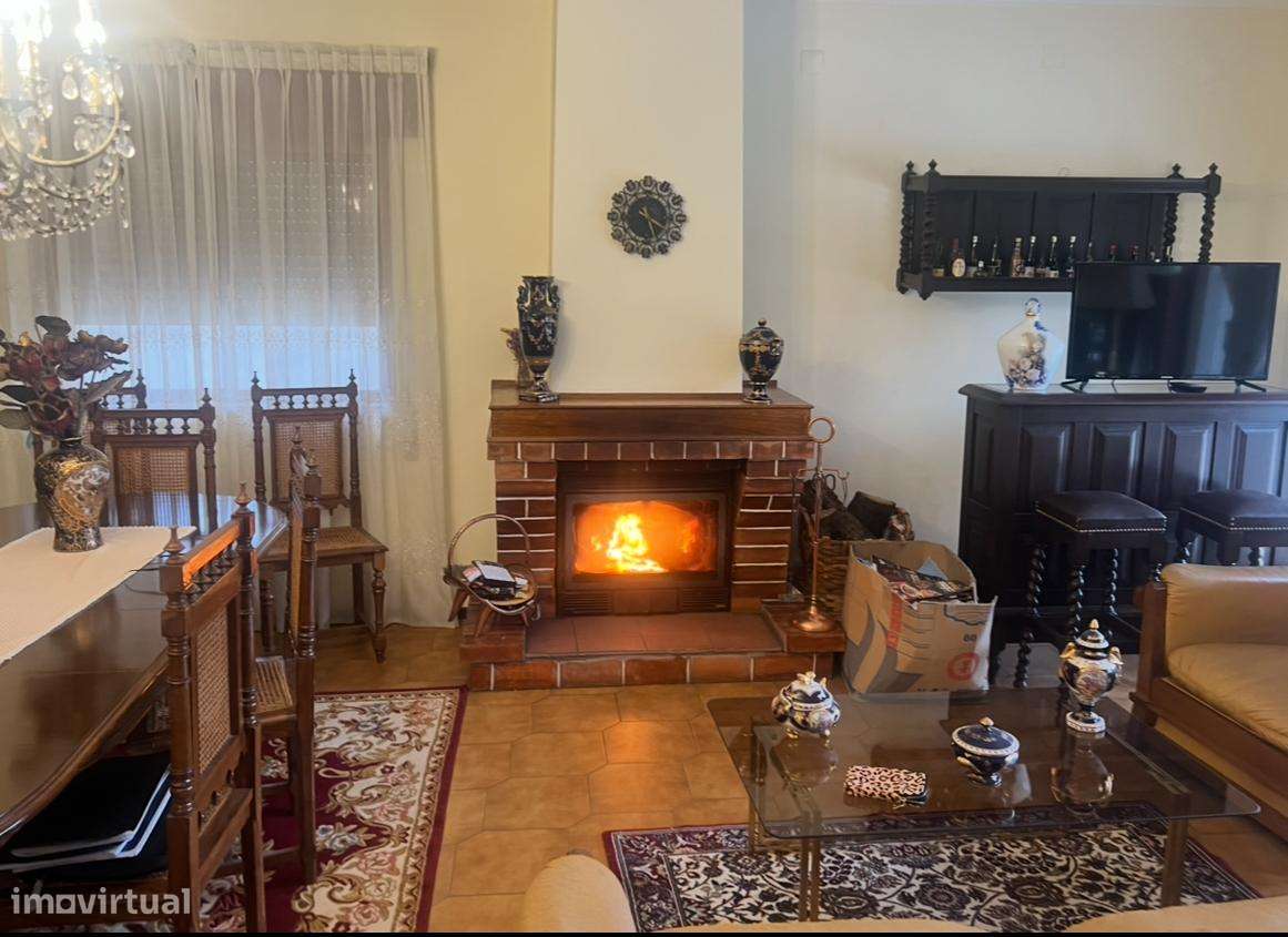 Moradia T4 com terraços, garagem e lareira no Peso da Régua - Grande imagem: 4/30