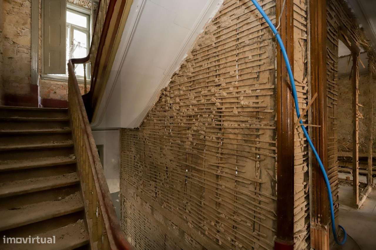 Prédio p/recuperar T21 | Av. Sá da Bandeira | Investimento | Coimbra | - Grande imagem: 5/23