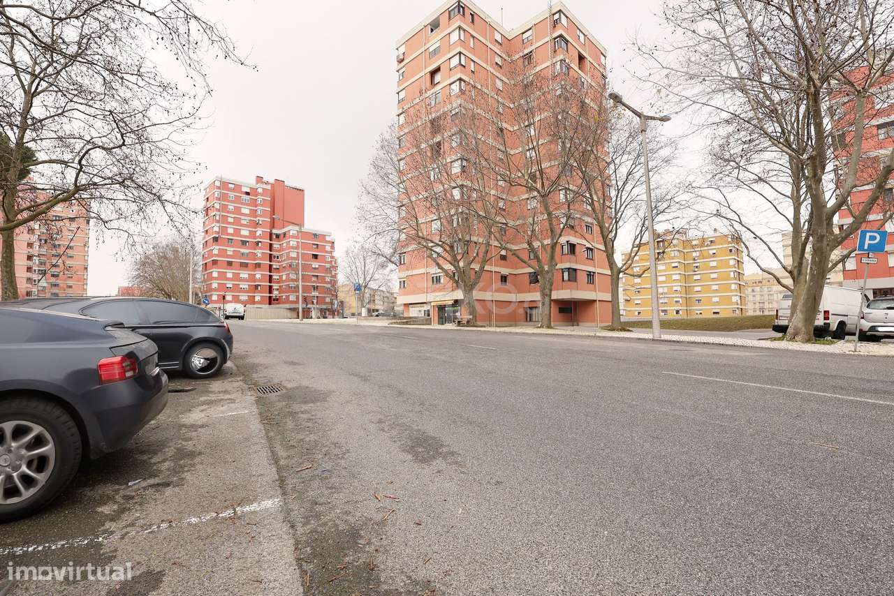 T4 COM 3 FRENTES SOLARES E ÁREAS ACIMA DA MÉDIA | METRO DE CHELAS-22