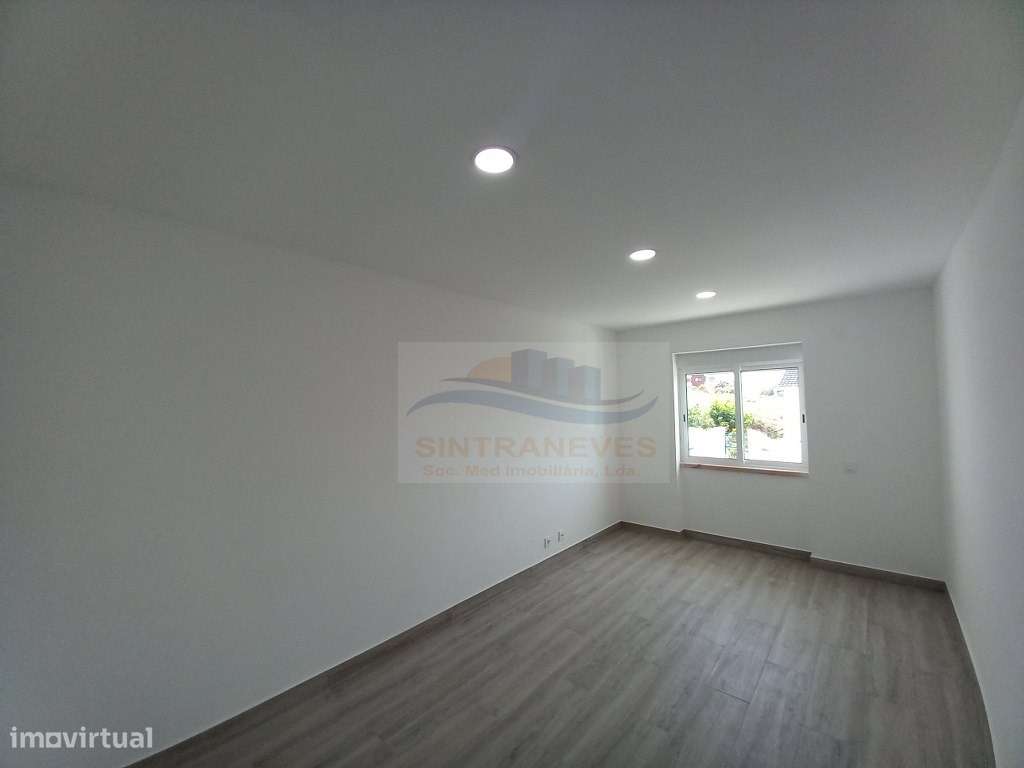 T2 totalmente remodelado, com terraço, junto ao mar da Ericeira - Grande imagem: 4/35