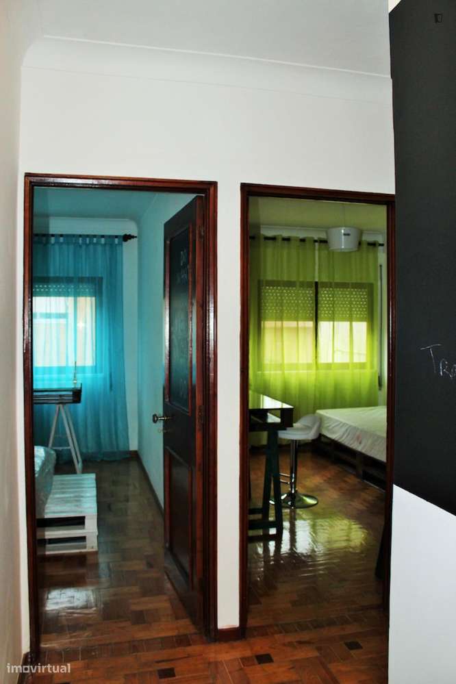 Quarto - localizado em Santa Marinha Porto - Grande imagem: 2/9