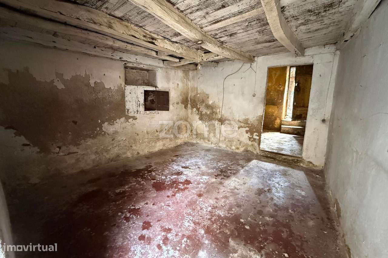 Moradia para Remodelação Total em Cabouco - Ceira-13