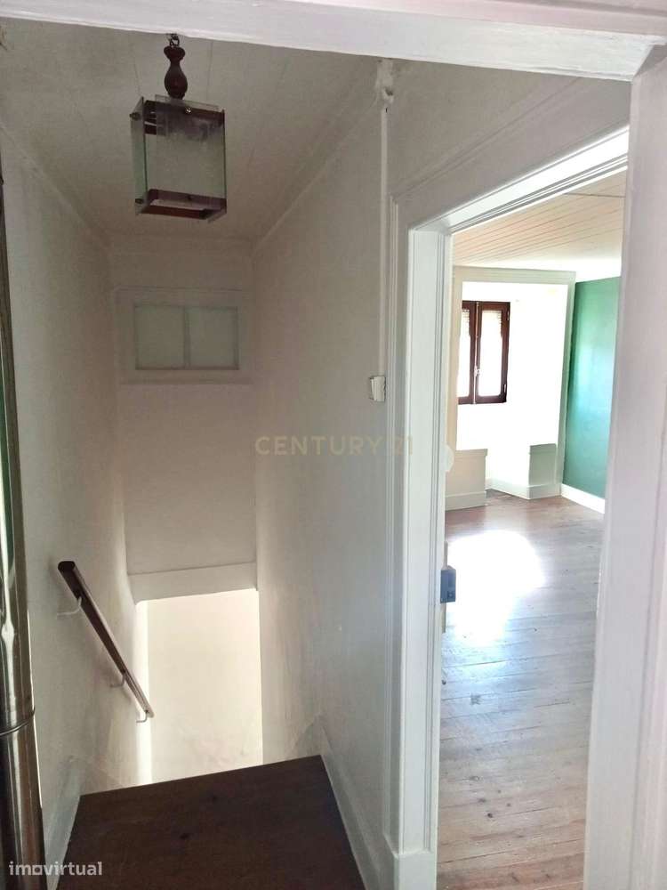 Centro do Gradil - Moradia T2 para remodelar-11