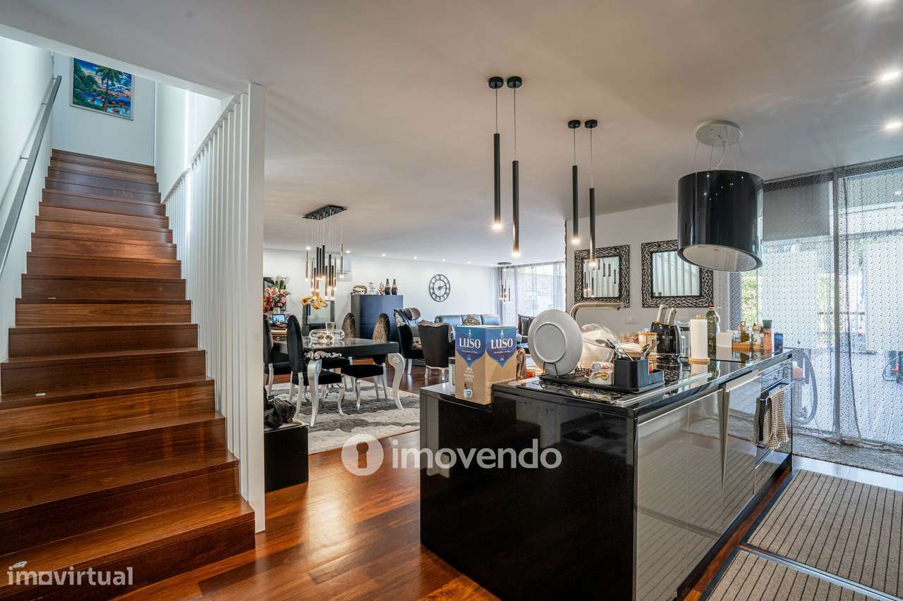 Moradia T4 de luxo, com piscina salinizada e aquecida, na Madalena - Grande imagem: 4/60