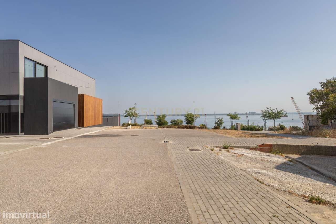 Moradia T4 de Luxo em Setúbal com Vista Rio e Serra-12