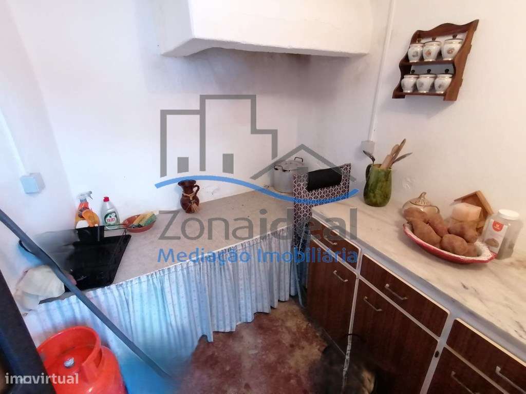 Moradia com dois pisos, nove divisões, anexos, garagem e logradouro...-19