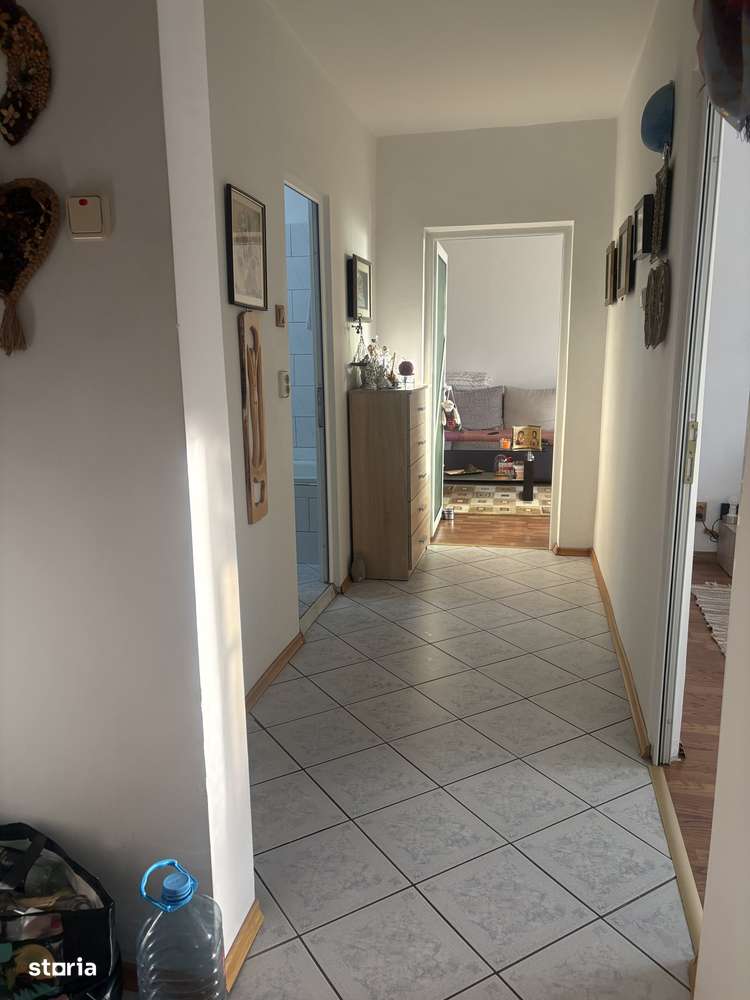 Apartament de 57,65 mp ( suprafata totala) situat la etajul 6 al unui bloc din 1985, cu balcon, contor de gaze individual (posibilitate centrala) si aer conditionat