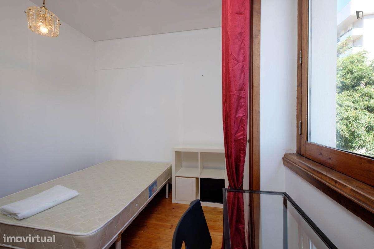 Quarto - localizado em Montes Claros Coimbra - Grande imagem: 2/10