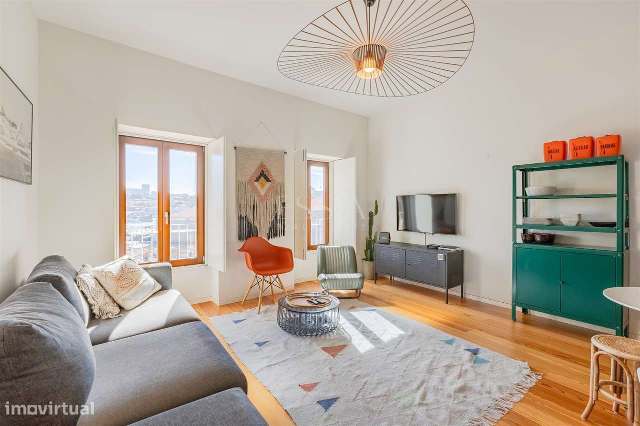 Apartamento T1 com Vista Rio na Alfândega do Porto-0