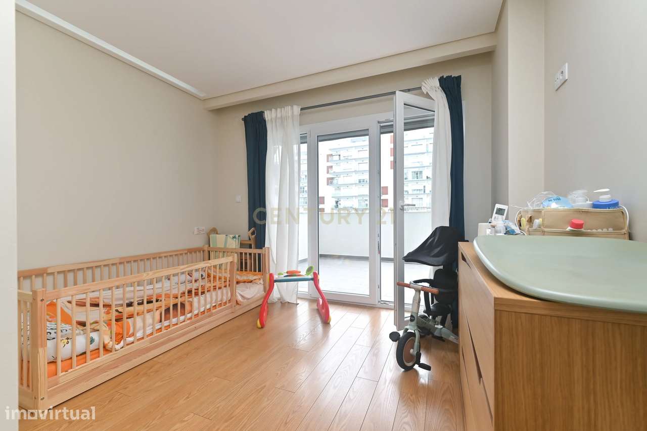 Elegante T2 com 2 Amplos Terraços e parqueamento  para Carro Elétrico-8