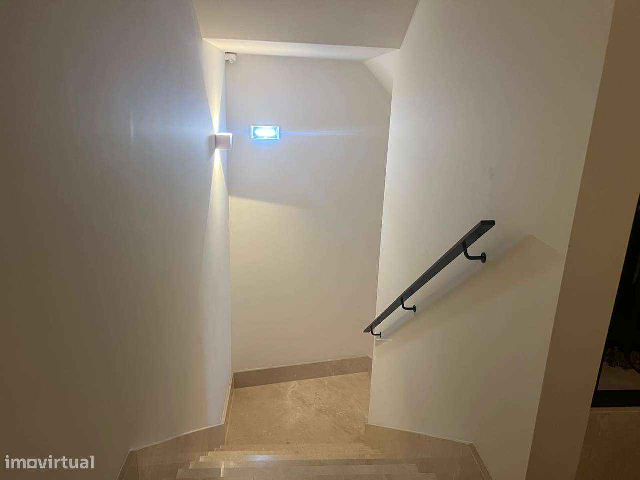 T0 luxuoso, mobilado e equipado, no centro-23