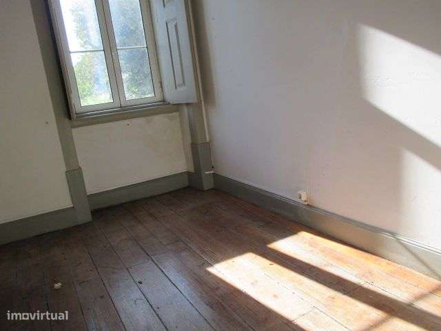 Vivenda na Av. Dias da Silva-12