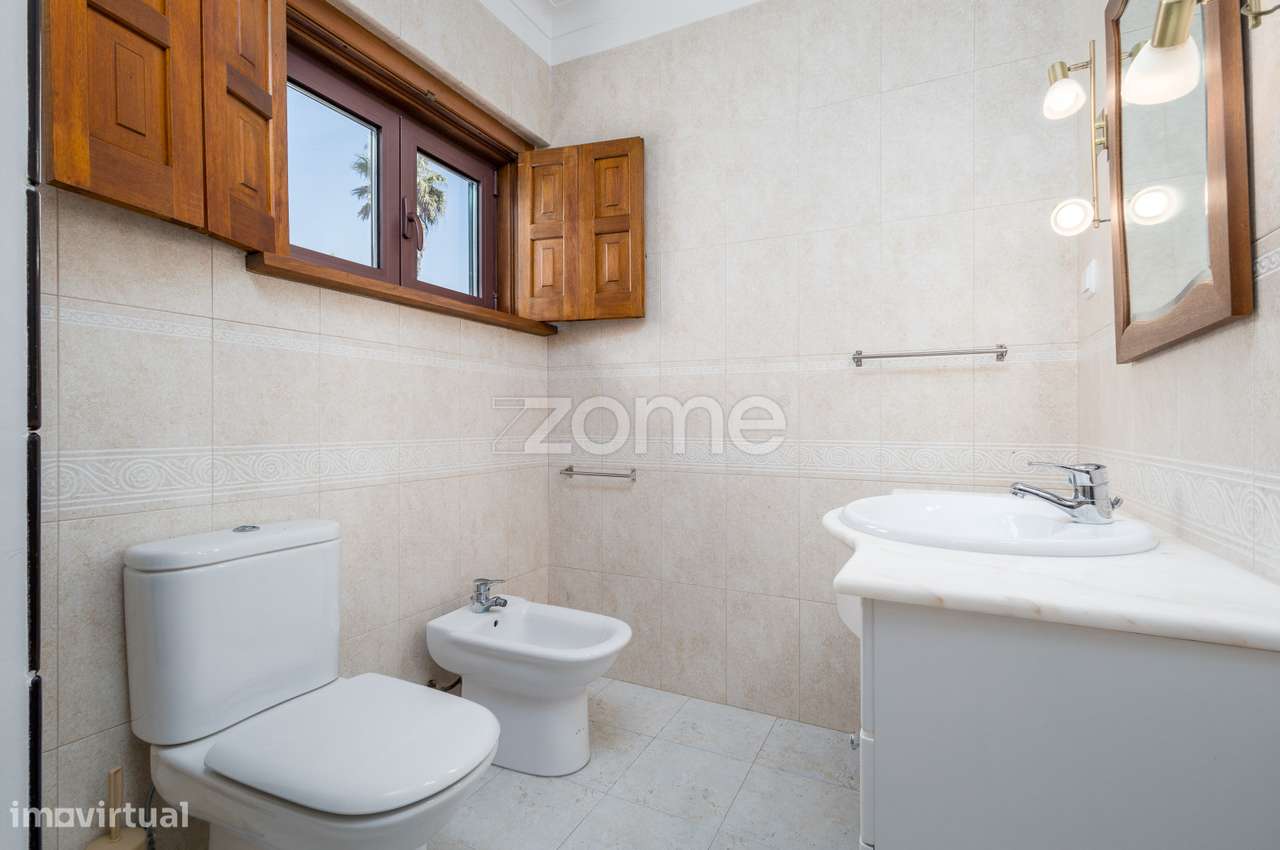 Moradia T4 (espaçosa) em Casais de Mem Martins-34