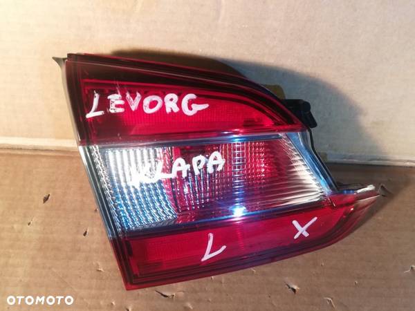 SUBARU LEVORG LAMPA LEWY TYŁ W KLAPĘ - 1