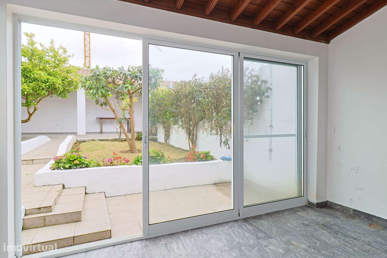 Moradia T2+1 com sótão, garagem, jardim e logradouro – Ponta Delgada-13