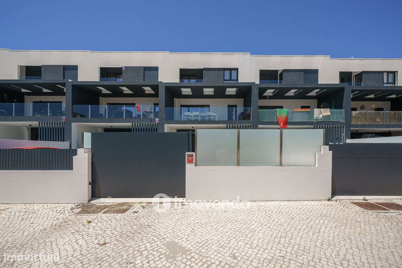 Moradia T3+1 moderna, com piscina e garagem, na Caparica-41