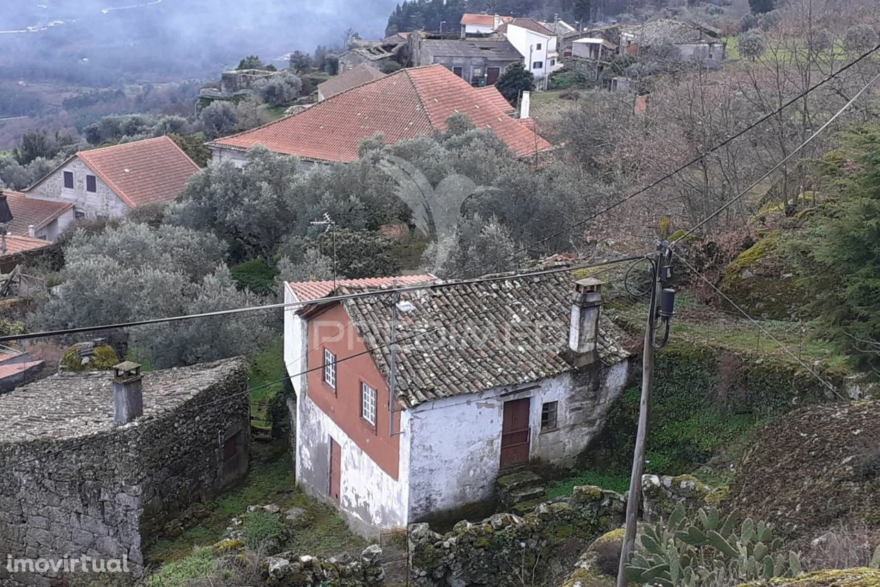 Casa Rústica para Recuperar em Aldeia de Montanha