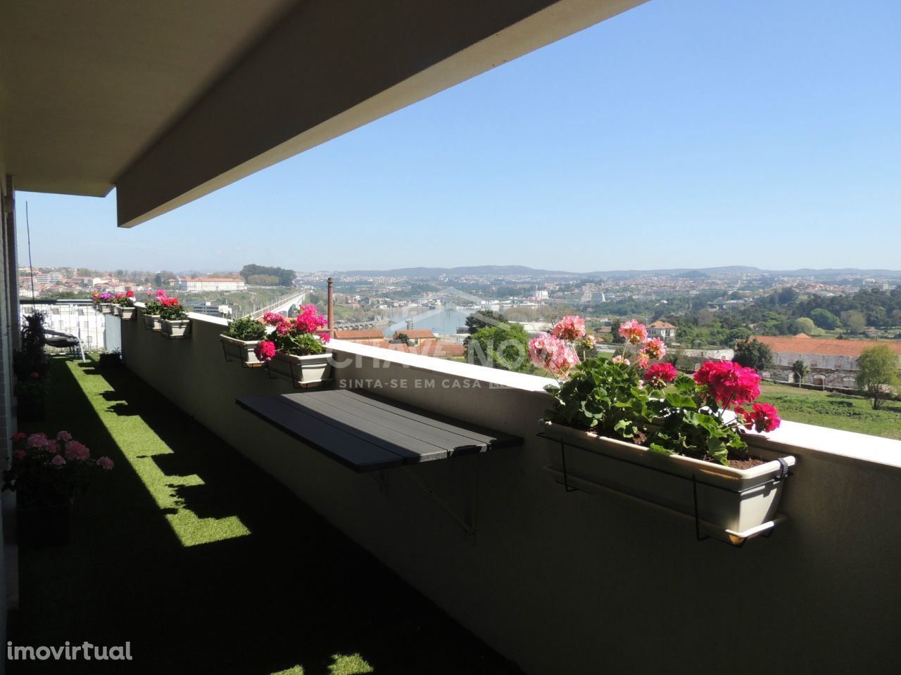 T3 c/ Vistas Rio Douro e Garagem Box em Mafamude