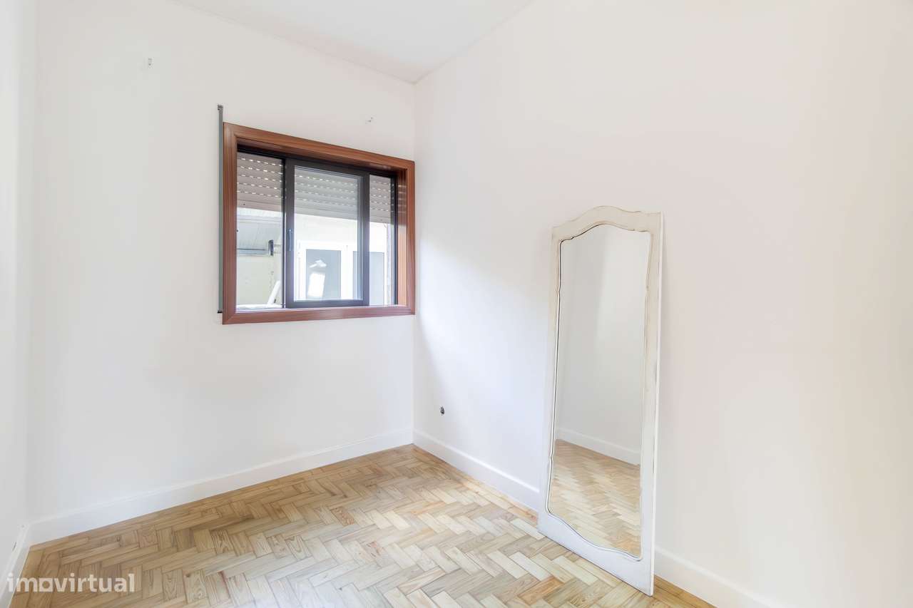 T2 Remodelado com Elegância no Coração de S João da Madeira-12