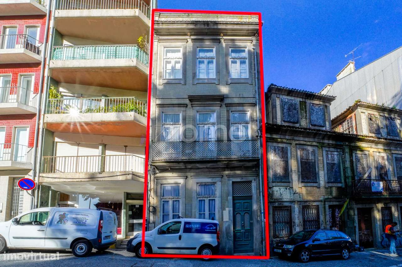 Prédio Junto ao Hospital Santo António e coração histórico do Porto... - Grande imagem: 3/27