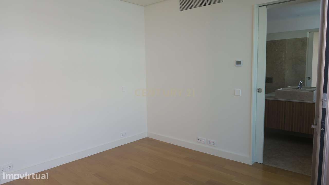 Moradia nova com 4 quartos e jardim.-8