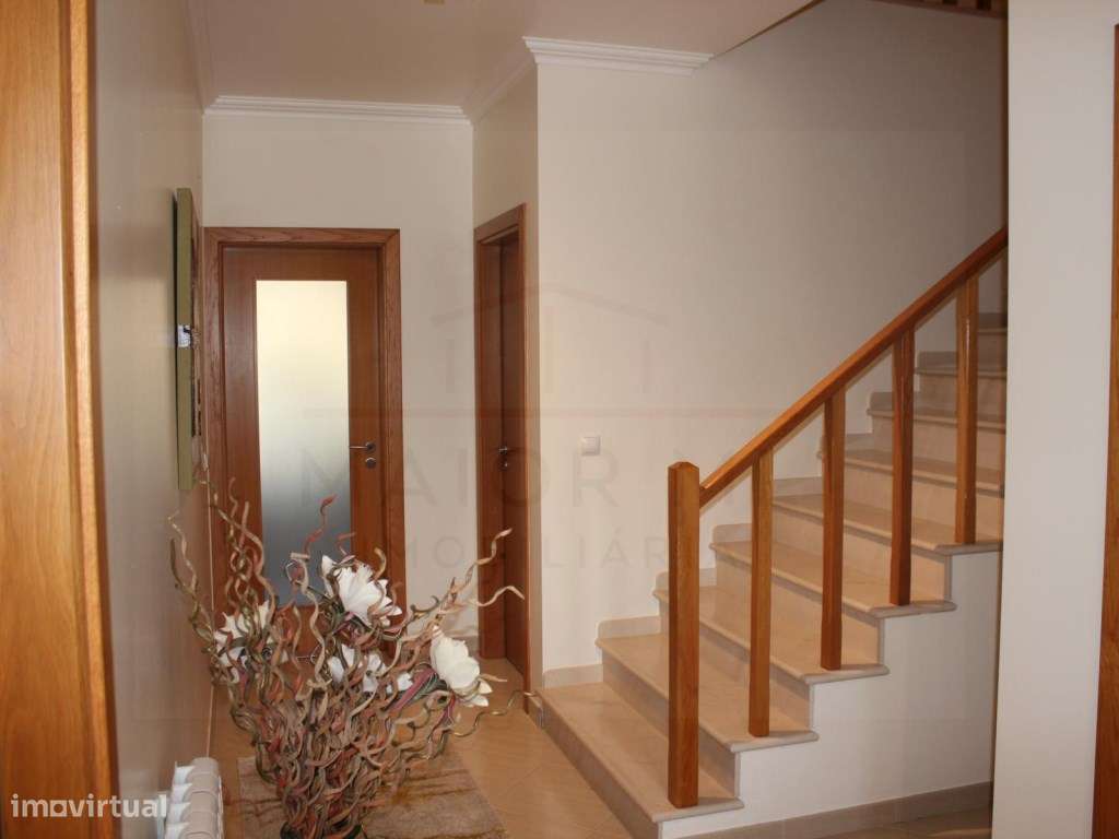 Moradia T5 com grandes áreas em zona muito tranquila de Rio Maior-10