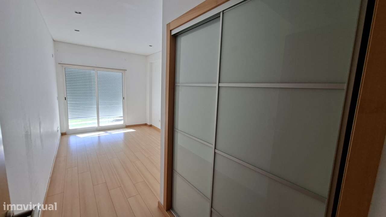 APT T3 com 162m2 com Arrecadação e Lugar de estacionamento Montijo-11