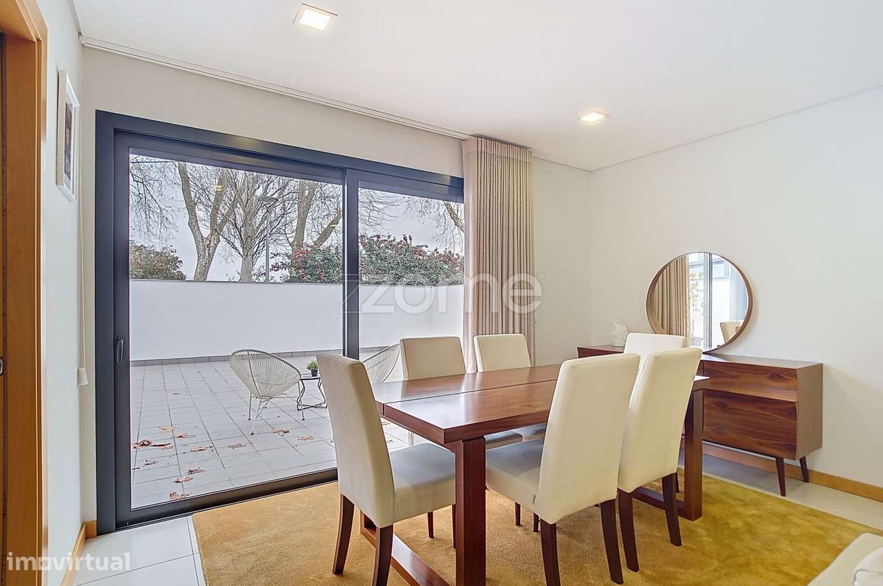 Apartamento T2 com terraço de 87m2 na zona da Vista Alegre - Grande imagem: 1/28