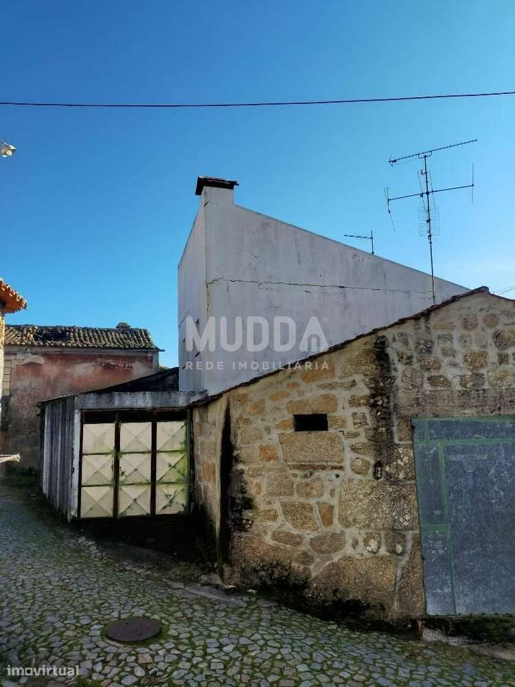 Duas moradias e uma garagem para venda em Gouveia-23