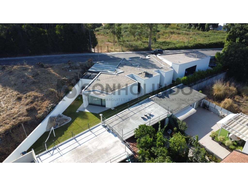 Moradia térrea de 4 frentes, inserida em lote de 700m2, ano de cons...-24