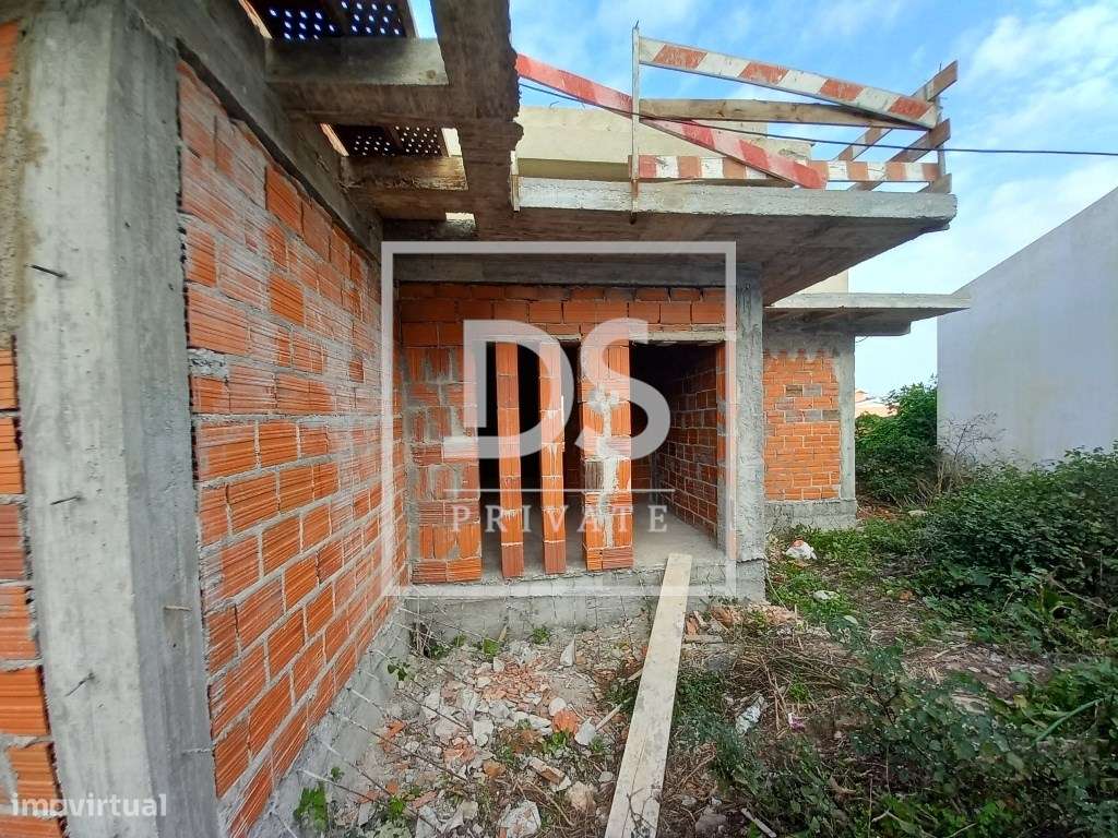 Moradia T3 Térrea unifamiliar de arquitetura moderna em fase de constr-21