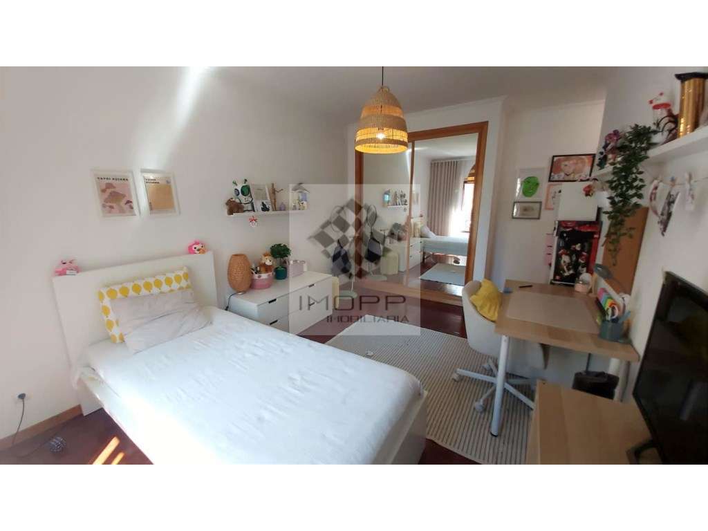 Fabuloso T4 na Radial em Odivelas com estacionamento!-30