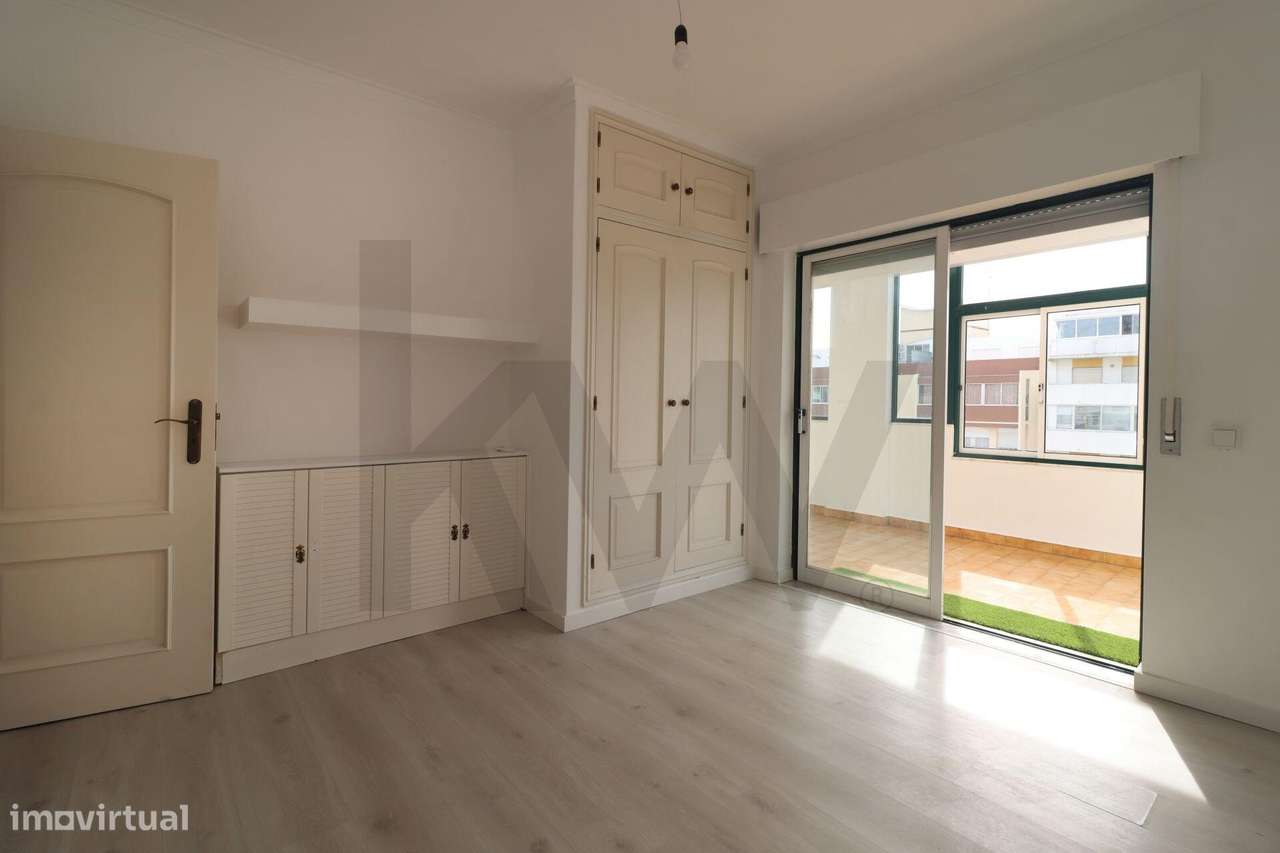 Apartamento T2 exclusivo no último piso do Edifício Royal com terraço-13