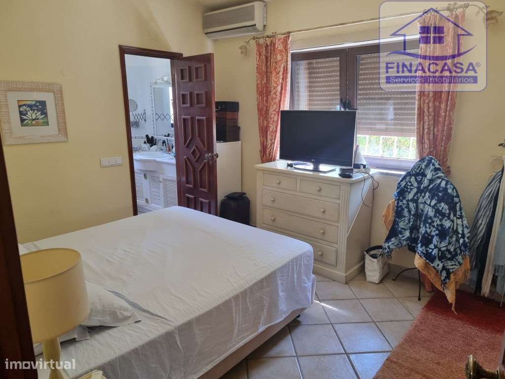 Moradia V3 toda térrea isolada com piscina,jardim e garagem - Vilam...-40