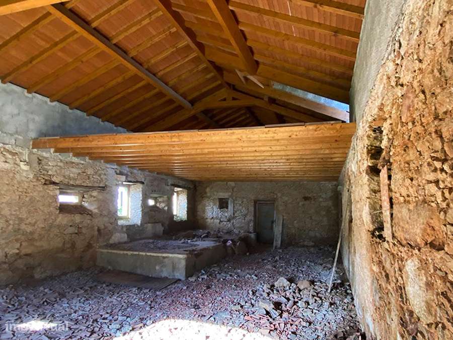 Adega e anexos para recuperar, com logradouro, a 10 min de C da Rainha - Grande imagem: 4/16