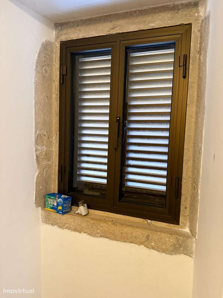 Moradia antiga com terreno, furo de agua e painéis solares aquecimento-16