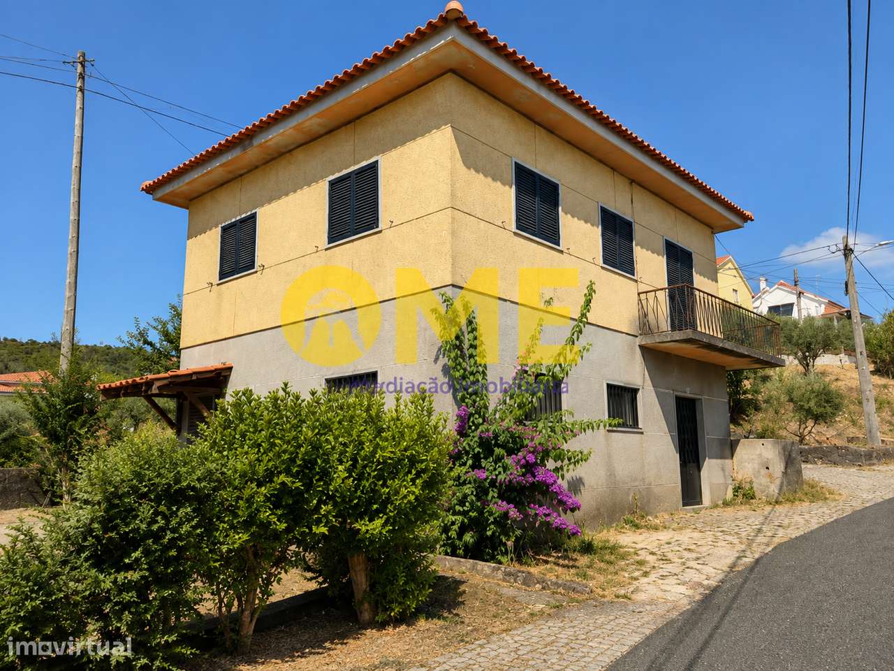 Moradia T4 isolada com jardim e garagem e anexos-19