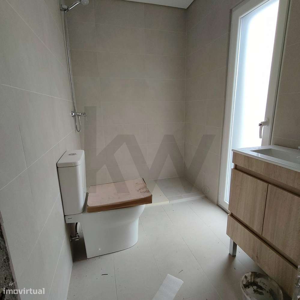 MORADIA TRIPLEX T4 GEMINADA COM ESPAÇO EXTERIOR - Grande imagem: 4/27