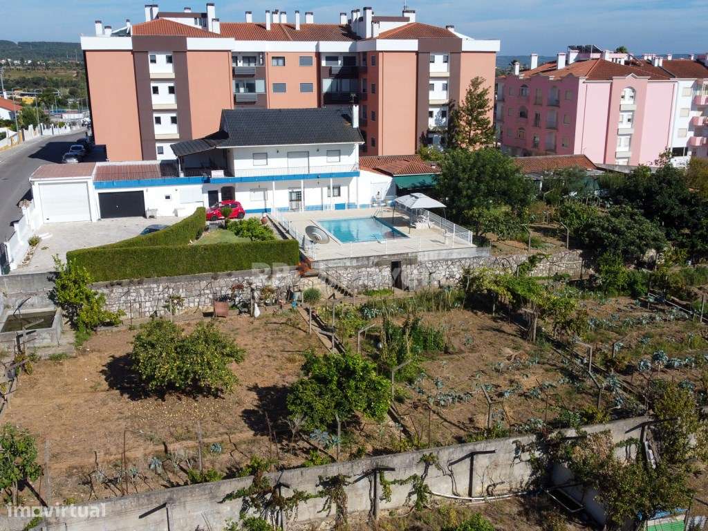 Moradia T6 com piscina e logradouro com 2744 m2, junto da urbanizaç... - Grande imagem: 2/60