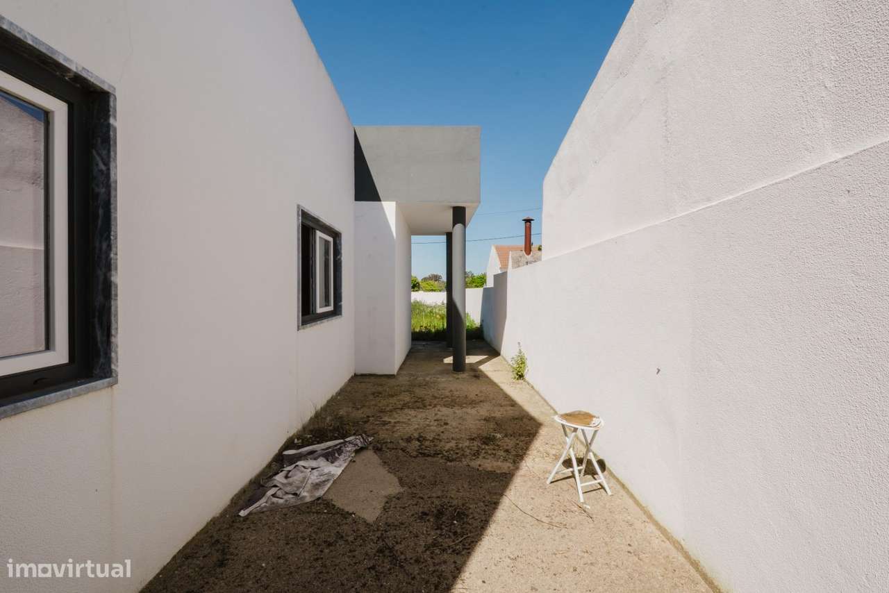 Moradia T3 Isolada por Renovar | Bairro Novo da Jardia, Montijo-24