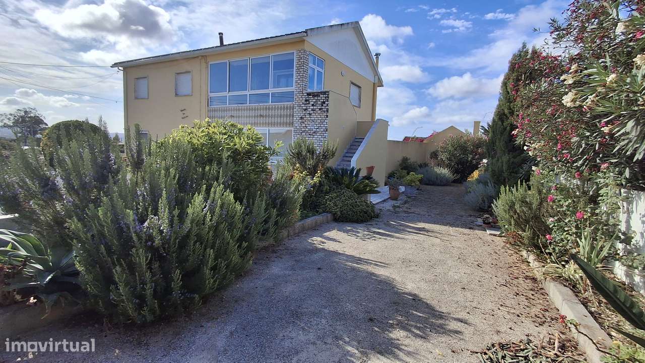 Magnifica propriedade constituída por armazém e moradia bi-familiar.-25