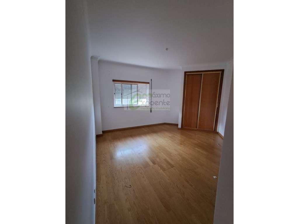 Arrenda-se Apartamento T3 - 4º andar - Com elevador T. Novas - Grande imagem: 2/12