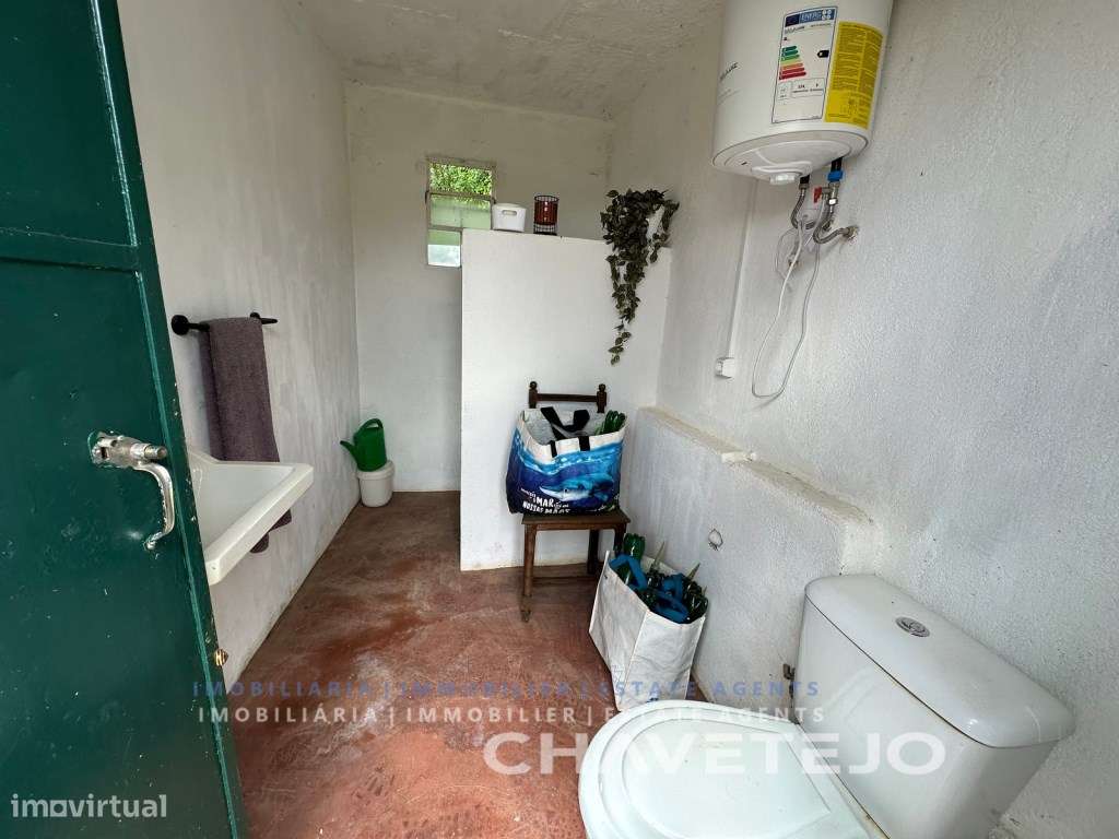 Quintinha com duas casas de campo e uma arrecadação a cerca de 4 km...-8