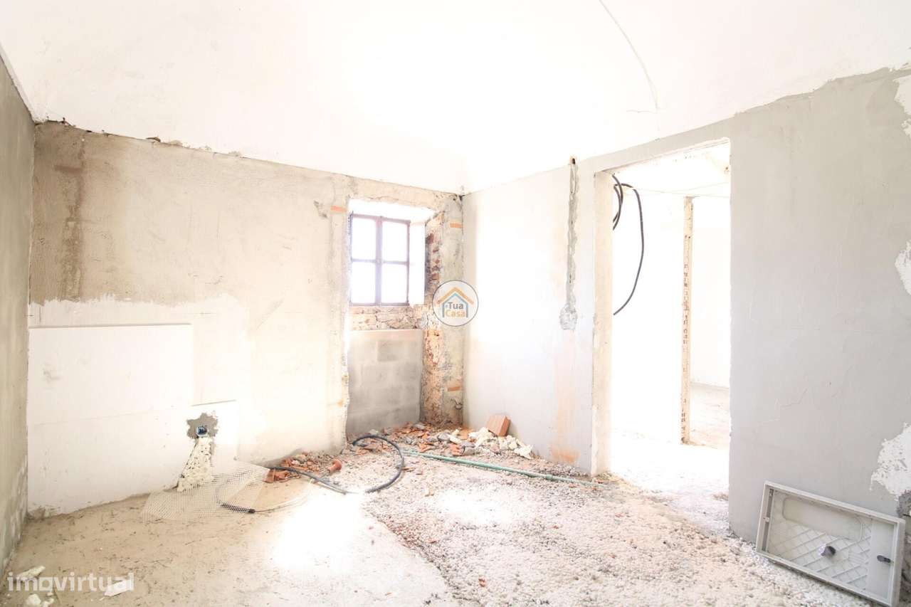 Moradia T3 com quintal e garagem em recuperação localizada na Aldeia d - Grande imagem: 5/25