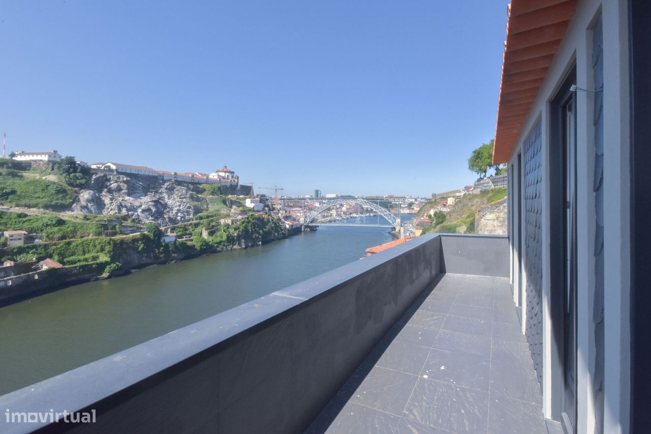 T2 Duplex Novo com Varanda em frente ao Rio Douro